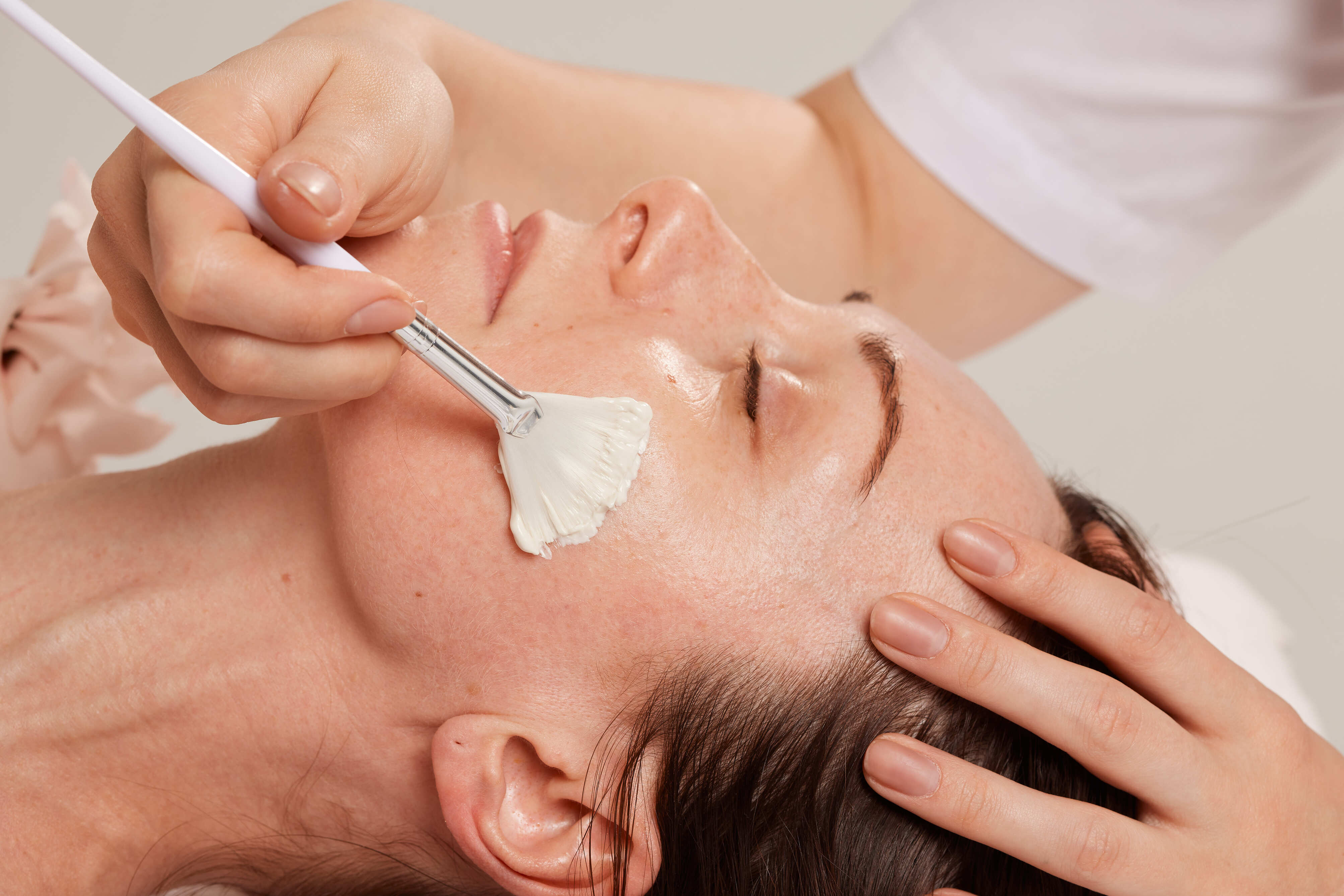 esfoliazione peeling estetico con pennello